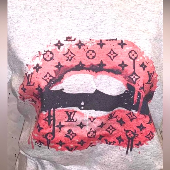Sweatshirt Lips 👄 LV Print W/ LV Logo On The 👄 Pullover ❌PRICE FIRM❌ NO Offer - Picture 4 of 16